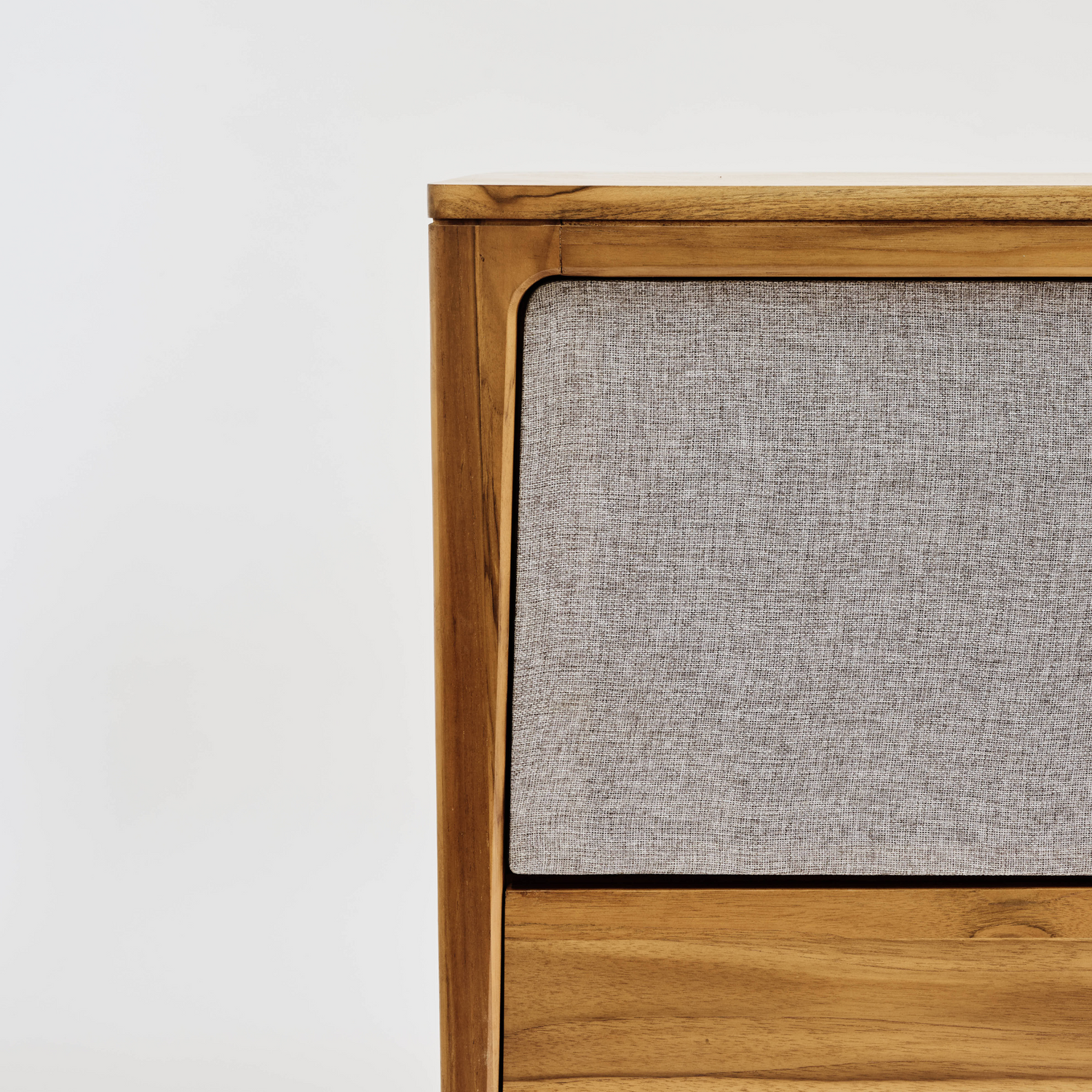 close up of corner on luxury guitar speaker cabinet
